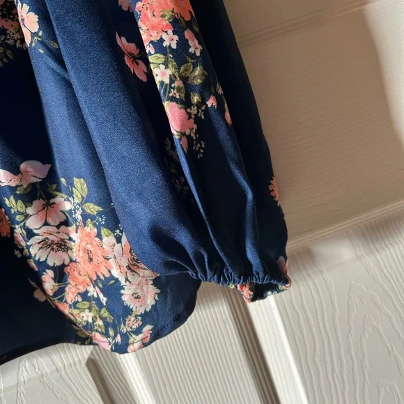 SHEIN Curve 4X Blue and Peach Floral Cuffed Sleeve V-Neck Blouse NWOT - Picture 2 of 4